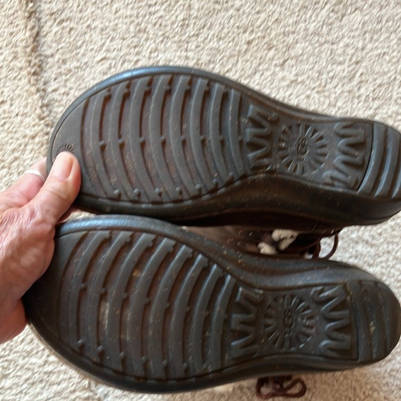 Women’s Ugg boots - Picture 4 of 6